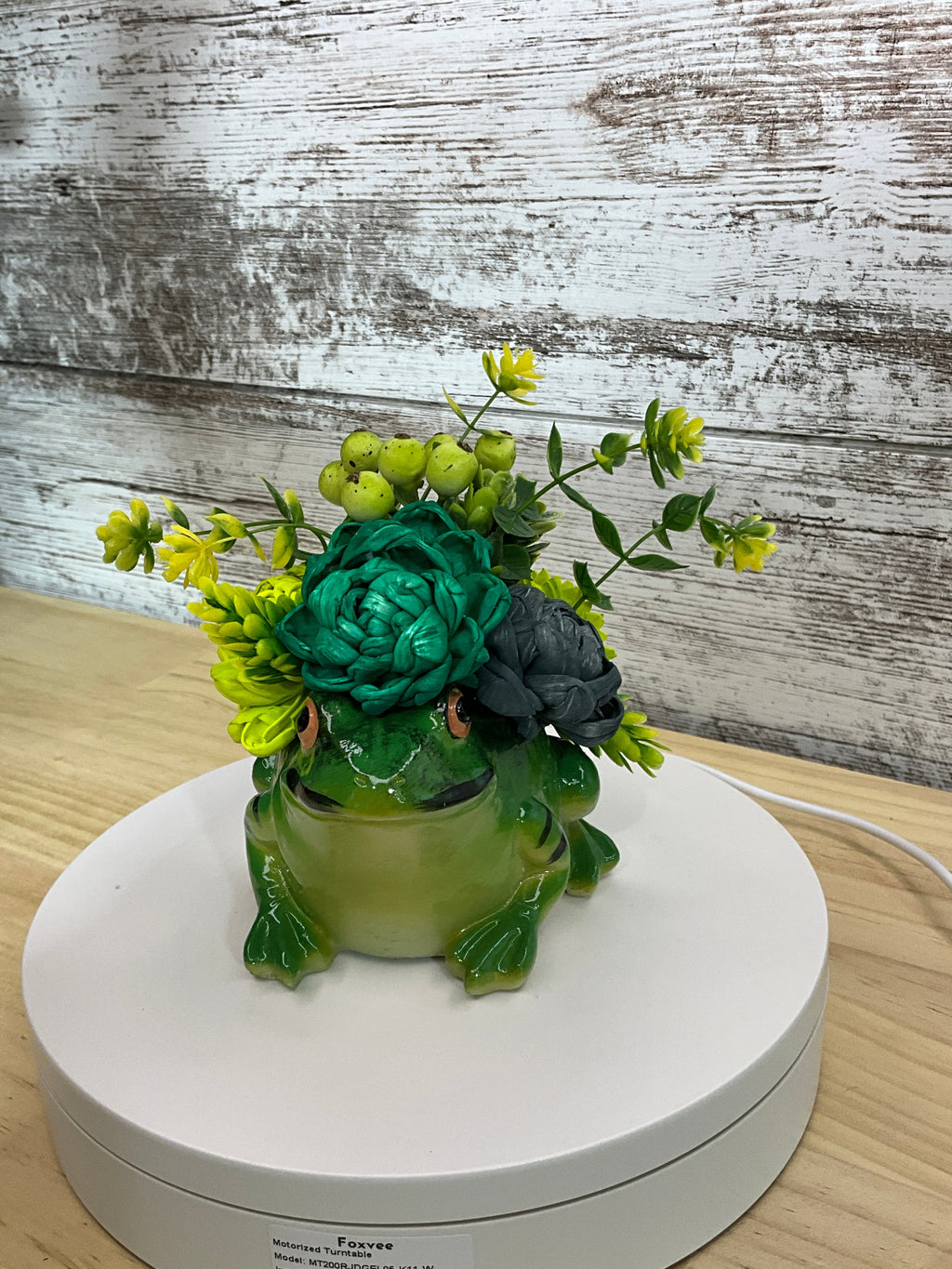 Hoppy Ever After | Frog Sola Wood Flower Arrangement